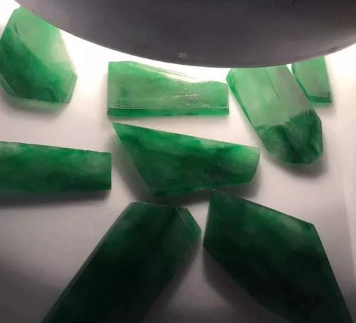 糯种翡翠绿带手镯的简单介绍-第33张图片-翡翠网 糯种翡翠绿带手镯的简单介绍-第33张图片-翡翠网