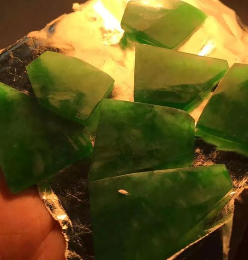 糯种翡翠绿带手镯的简单介绍-第34张图片-翡翠网 糯种翡翠绿带手镯的简单介绍-第34张图片-翡翠网