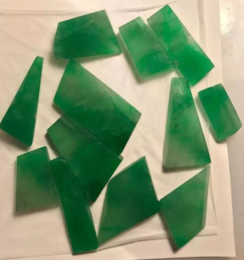 糯种翡翠绿带手镯的简单介绍-第37张图片-翡翠网 糯种翡翠绿带手镯的简单介绍-第37张图片-翡翠网