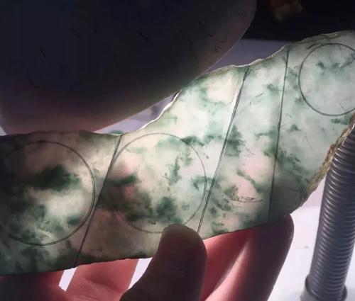 糯种翡翠绿带手镯的简单介绍-第40张图片-翡翠网 糯种翡翠绿带手镯的简单介绍-第40张图片-翡翠网