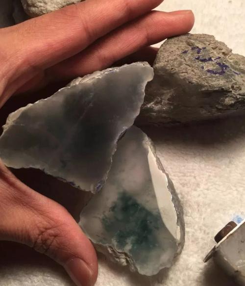 糯种翡翠绿带手镯的简单介绍-第45张图片-翡翠网 糯种翡翠绿带手镯的简单介绍-第45张图片-翡翠网