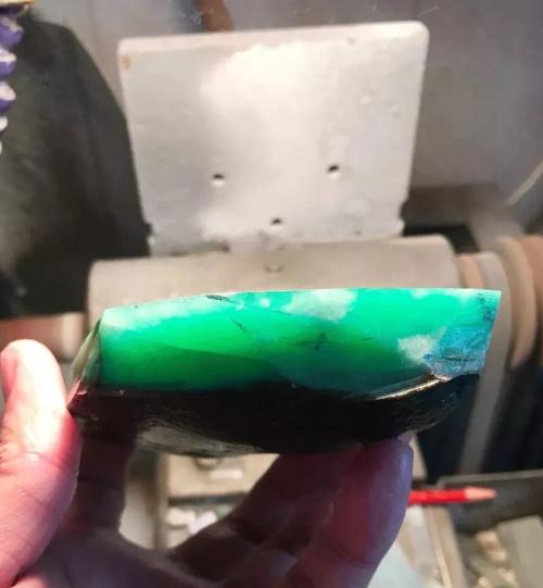 糯种翡翠绿带手镯的简单介绍-第46张图片-翡翠网 糯种翡翠绿带手镯的简单介绍-第46张图片-翡翠网