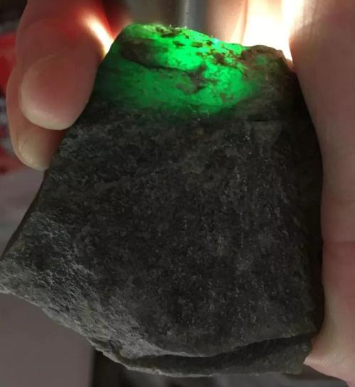 糯种翡翠绿带手镯的简单介绍-第52张图片-翡翠网 糯种翡翠绿带手镯的简单介绍-第52张图片-翡翠网