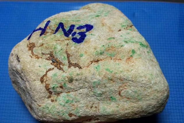 极品翡翠原石切开图片带色翡翠原石切开视频-第1张图片-翡翠网 极品翡翠原石切开图片带色翡翠原石切开视频-第1张图片-翡翠网