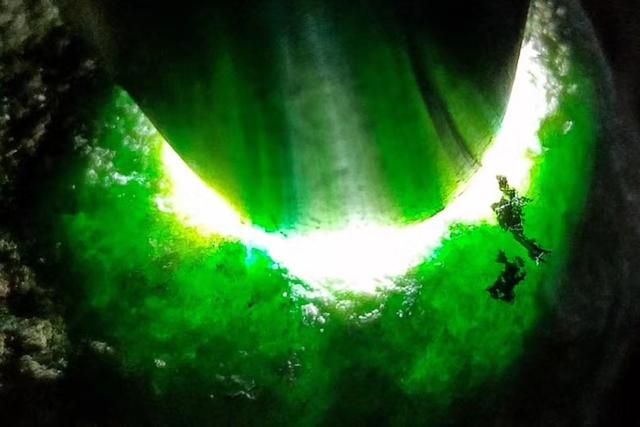 极品翡翠原石切开图片带色翡翠原石切开视频-第2张图片-翡翠网 极品翡翠原石切开图片带色翡翠原石切开视频-第2张图片-翡翠网