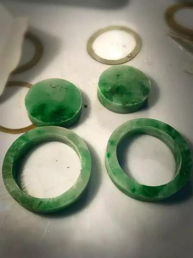 极品翡翠原石切开图片带色翡翠原石切开视频-第5张图片-翡翠网 极品翡翠原石切开图片带色翡翠原石切开视频-第5张图片-翡翠网