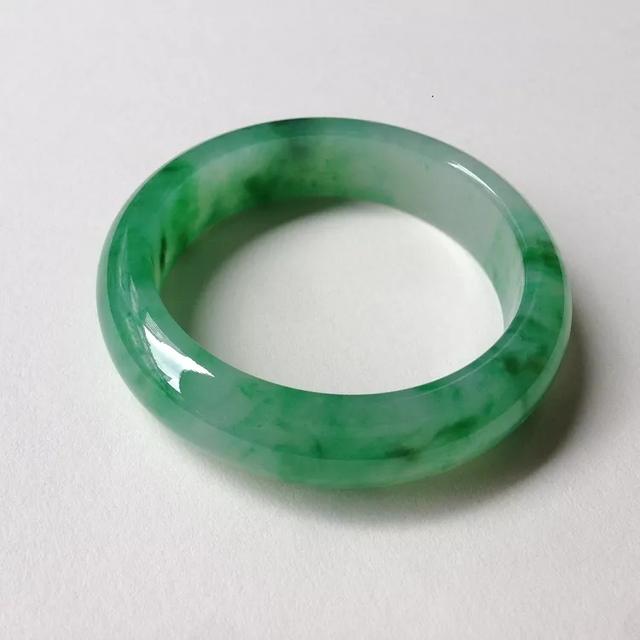 极品翡翠原石切开图片带色翡翠原石切开视频-第6张图片-翡翠网 极品翡翠原石切开图片带色翡翠原石切开视频-第6张图片-翡翠网