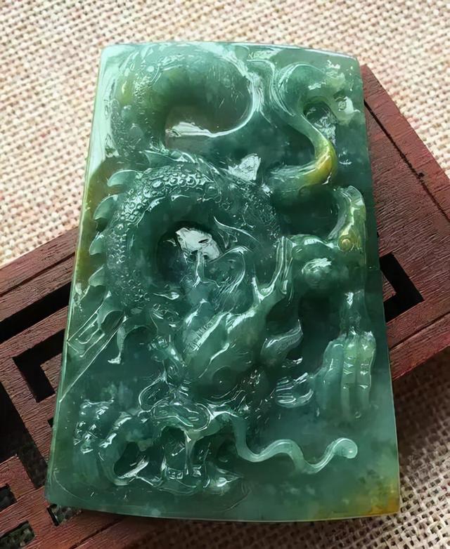 缅甸翡翠油青绿值钱吗缅甸油青翡翠原石-第4张图片-翡翠网 缅甸翡翠油青绿值钱吗缅甸油青翡翠原石-第4张图片-翡翠网