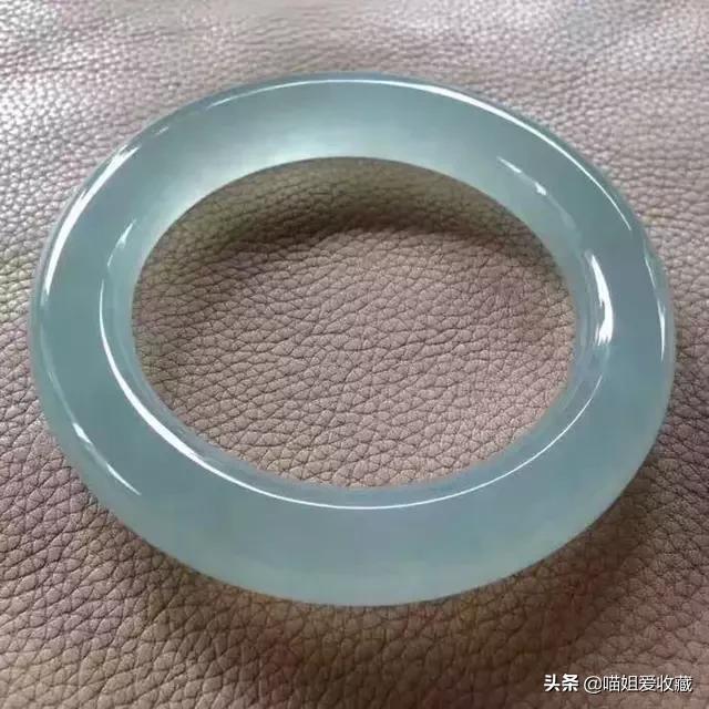 老年妇女戴翡翠手镯什么条型好看老人银手镯图片-第5张图片-翡翠网