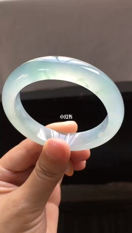 有裂纹的翡翠手镯能带么,晒晒我带了5年的翡翠手镯-第1张图片-翡翠网 有裂纹的翡翠手镯能带么,晒晒我带了5年的翡翠手镯-第1张图片-翡翠网