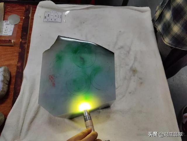 四会翡翠原石抵押广东翡翠原石批发市场-第8张图片-翡翠网 四会翡翠原石抵押广东翡翠原石批发市场-第8张图片-翡翠网