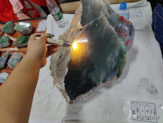 四会翡翠原石抵押广东翡翠原石批发市场-第9张图片-翡翠网 四会翡翠原石抵押广东翡翠原石批发市场-第9张图片-翡翠网