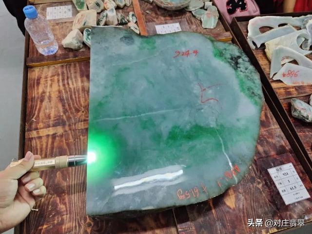 四会翡翠原石抵押广东翡翠原石批发市场-第11张图片-翡翠网 四会翡翠原石抵押广东翡翠原石批发市场-第11张图片-翡翠网