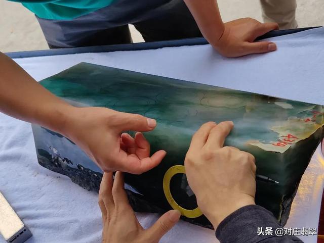 四会翡翠原石抵押广东翡翠原石批发市场-第12张图片-翡翠网 四会翡翠原石抵押广东翡翠原石批发市场-第12张图片-翡翠网