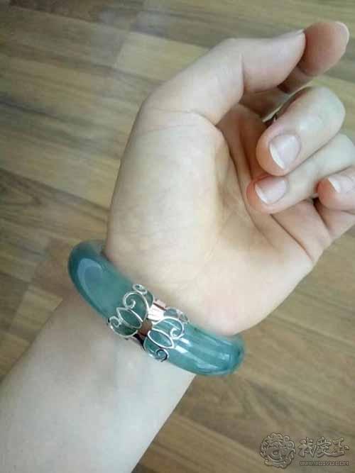 翡翠手镯小了能改什么,玉手镯太大了能改吗-第1张图片-翡翠网 翡翠手镯小了能改什么,玉手镯太大了能改吗-第1张图片-翡翠网