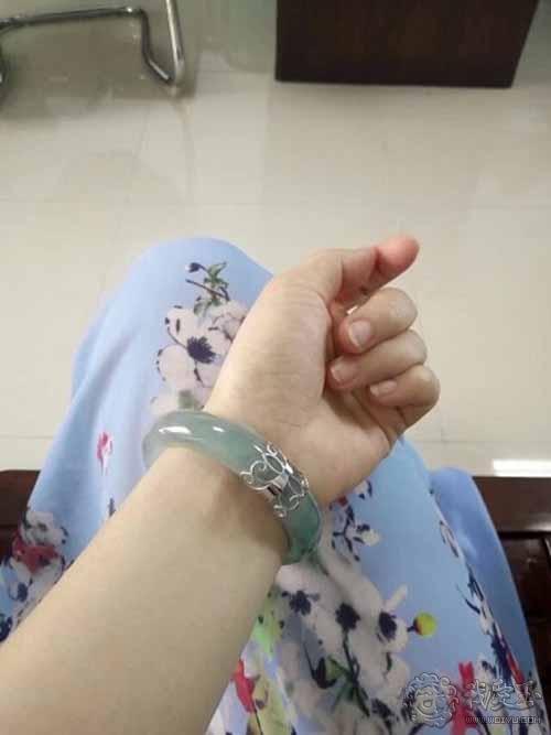 翡翠手镯小了能改什么,玉手镯太大了能改吗-第3张图片-翡翠网 翡翠手镯小了能改什么,玉手镯太大了能改吗-第3张图片-翡翠网