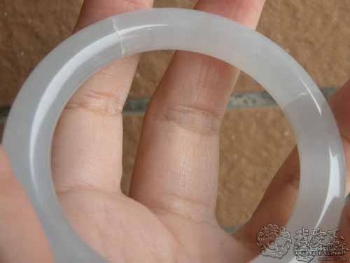 翡翠手镯小了能改什么,玉手镯太大了能改吗-第4张图片-翡翠网 翡翠手镯小了能改什么,玉手镯太大了能改吗-第4张图片-翡翠网