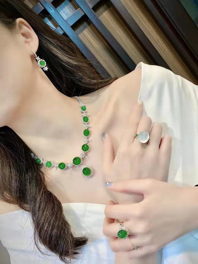 翡翠的造型和价格,这个翡翠的价钱是多少-第2张图片-翡翠网 翡翠的造型和价格,这个翡翠的价钱是多少-第2张图片-翡翠网