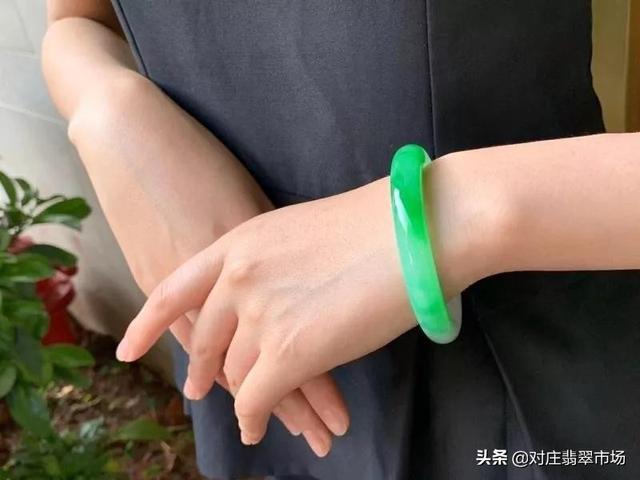 翡翠手镯价格,翡翠手镯各种种价格区间-第2张图片-翡翠网 翡翠手镯价格,翡翠手镯各种种价格区间-第2张图片-翡翠网
