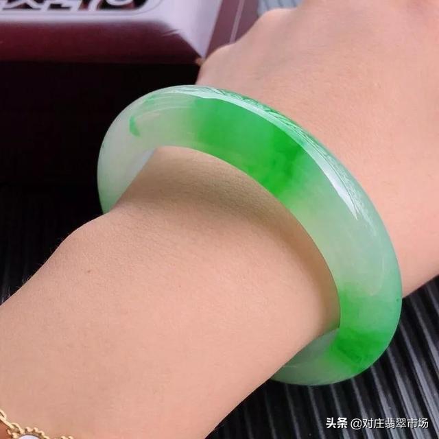 翡翠手镯价格,翡翠手镯各种种价格区间-第8张图片-翡翠网 翡翠手镯价格,翡翠手镯各种种价格区间-第8张图片-翡翠网