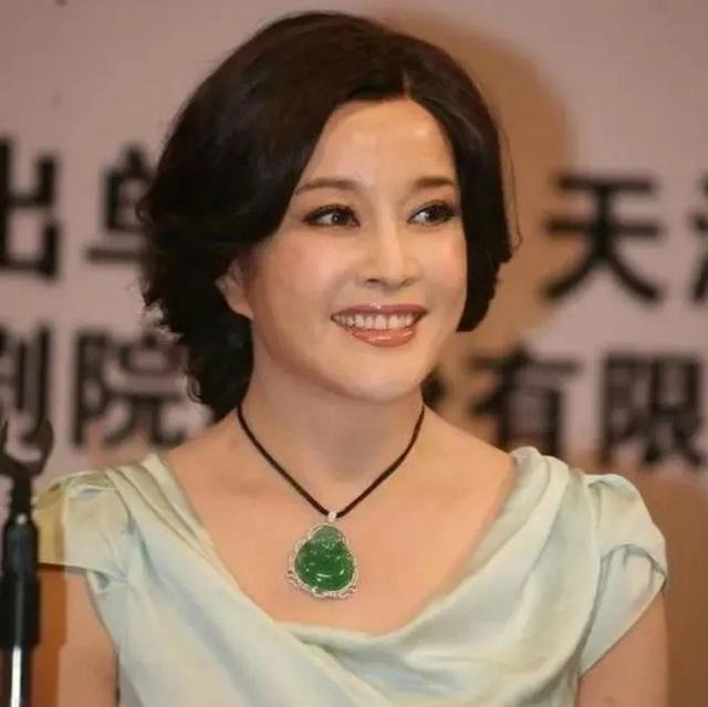 和田玉和翡翠哪个好珍珠翡翠玉石手镯-第14张图片-翡翠网 和田玉和翡翠哪个好珍珠翡翠玉石手镯-第14张图片-翡翠网