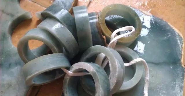 翡翠原石石皮帕敢翡翠原石手镯视频-第4张图片-翡翠网 翡翠原石石皮帕敢翡翠原石手镯视频-第4张图片-翡翠网