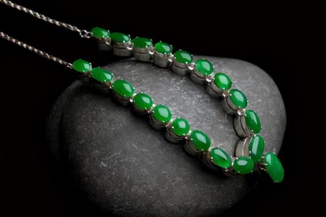 关于翡翠手镯有点干怎么回事的信息-第6张图片-翡翠网 关于翡翠手镯有点干怎么回事的信息-第6张图片-翡翠网