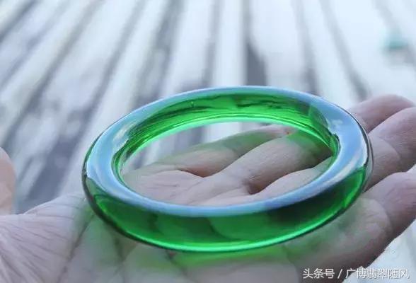 直播中的翡翠原石能买吗,翡翠原石能做杯子吗-第2张图片-翡翠网 直播中的翡翠原石能买吗,翡翠原石能做杯子吗-第2张图片-翡翠网