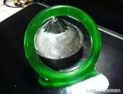 直播中的翡翠原石能买吗,翡翠原石能做杯子吗-第3张图片-翡翠网 直播中的翡翠原石能买吗,翡翠原石能做杯子吗-第3张图片-翡翠网