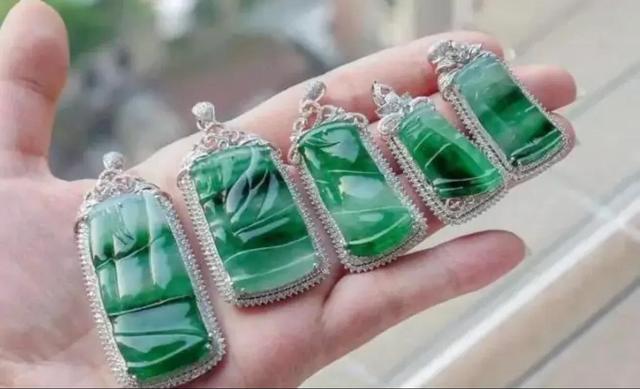 翡翠原石有裂纹雕刻完容易开吗翡翠原石的加工过程-第5张图片-翡翠网 翡翠原石有裂纹雕刻完容易开吗翡翠原石的加工过程-第5张图片-翡翠网