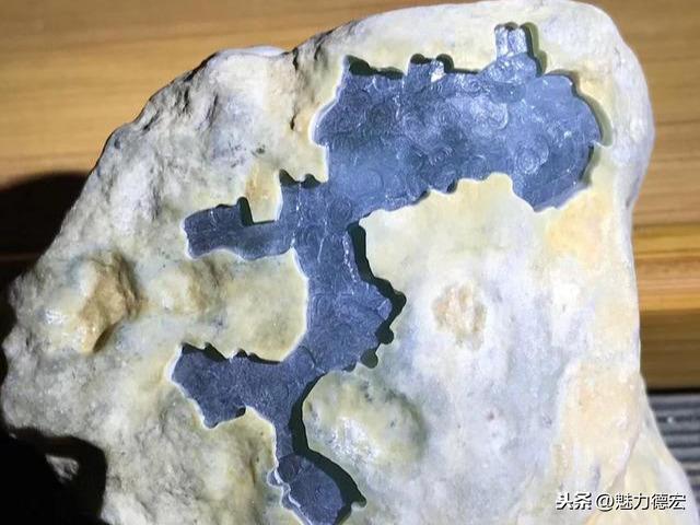 翡翠原石手镯什么样的好的简单介绍-第4张图片-翡翠网 翡翠原石手镯什么样的好的简单介绍-第4张图片-翡翠网