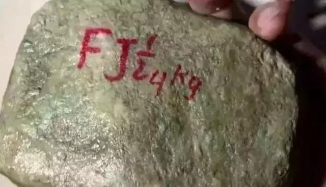 大熊翡翠老板大熊原石翡翠视频-第1张图片-翡翠网 大熊翡翠老板大熊原石翡翠视频-第1张图片-翡翠网