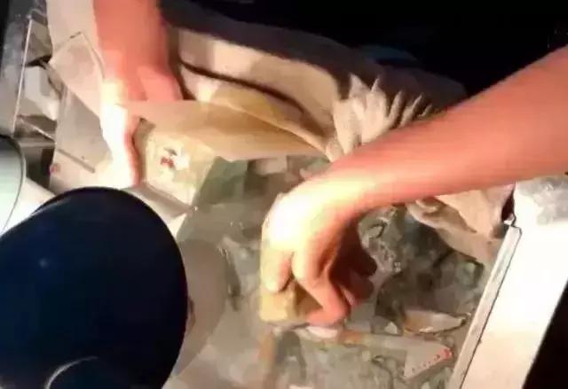 大熊翡翠老板大熊原石翡翠视频-第2张图片-翡翠网 大熊翡翠老板大熊原石翡翠视频-第2张图片-翡翠网