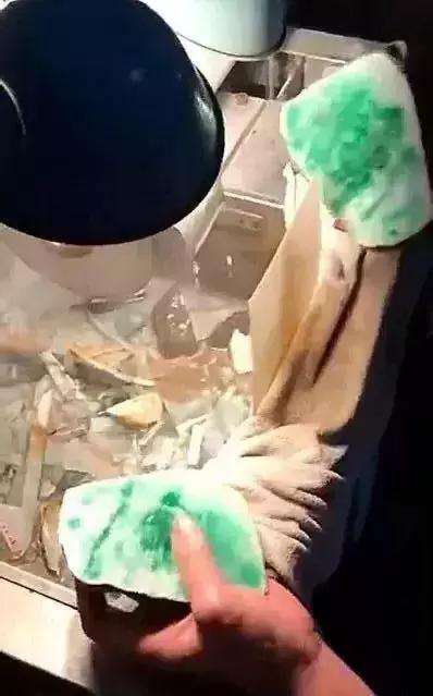 大熊翡翠老板大熊原石翡翠视频-第3张图片-翡翠网 大熊翡翠老板大熊原石翡翠视频-第3张图片-翡翠网