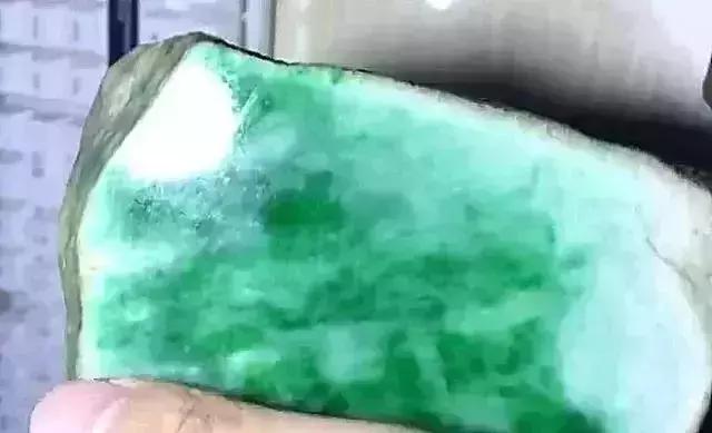 大熊翡翠老板大熊原石翡翠视频-第4张图片-翡翠网 大熊翡翠老板大熊原石翡翠视频-第4张图片-翡翠网