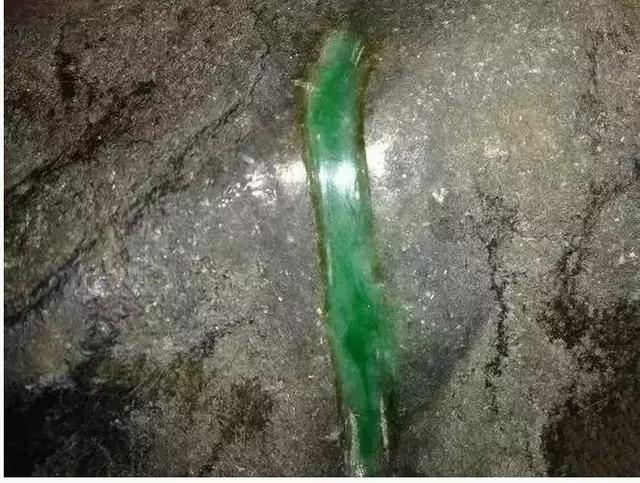 大熊翡翠老板大熊原石翡翠视频-第7张图片-翡翠网 大熊翡翠老板大熊原石翡翠视频-第7张图片-翡翠网