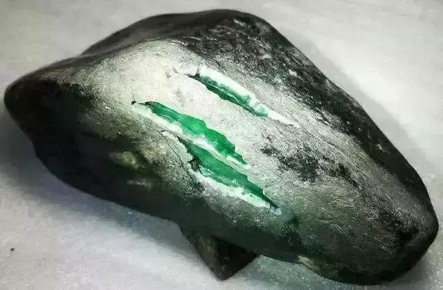 大熊翡翠老板大熊原石翡翠视频-第12张图片-翡翠网 大熊翡翠老板大熊原石翡翠视频-第12张图片-翡翠网