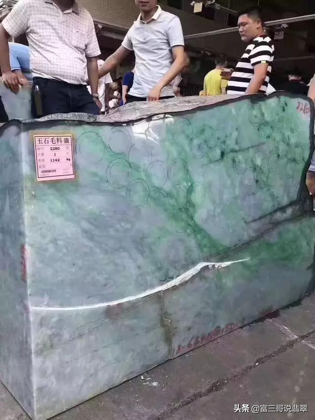 8吨翡翠原石取出的简单介绍-第2张图片-翡翠网 8吨翡翠原石取出的简单介绍-第2张图片-翡翠网