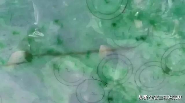 8吨翡翠原石取出的简单介绍-第6张图片-翡翠网 8吨翡翠原石取出的简单介绍-第6张图片-翡翠网