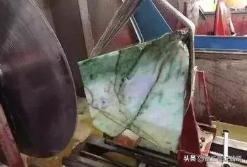 8吨翡翠原石取出的简单介绍-第11张图片-翡翠网 8吨翡翠原石取出的简单介绍-第11张图片-翡翠网