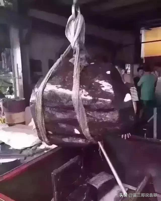 8吨翡翠原石取出的简单介绍-第21张图片-翡翠网 8吨翡翠原石取出的简单介绍-第21张图片-翡翠网