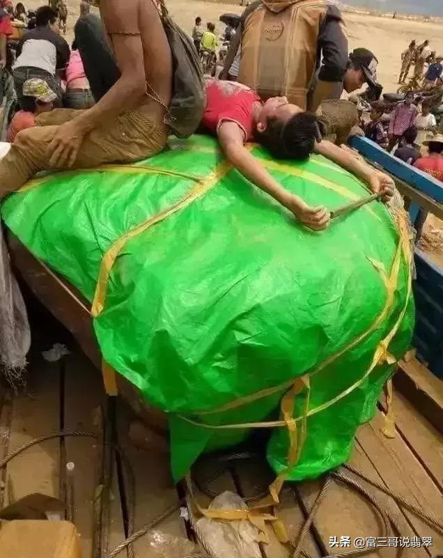 8吨翡翠原石取出的简单介绍-第26张图片-翡翠网 8吨翡翠原石取出的简单介绍-第26张图片-翡翠网