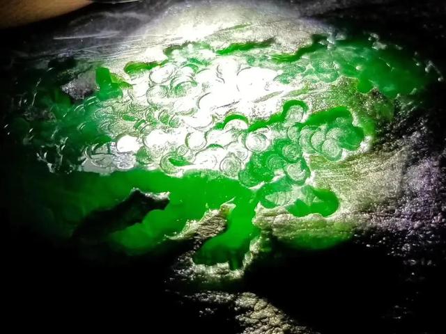 关于如何看翡翠原石的信息-第3张图片-翡翠网 关于如何看翡翠原石的信息-第3张图片-翡翠网