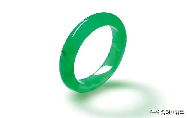 翡翠手镯有问满绿翡翠手镯带纹价值-第3张图片-翡翠网 翡翠手镯有问满绿翡翠手镯带纹价值-第3张图片-翡翠网