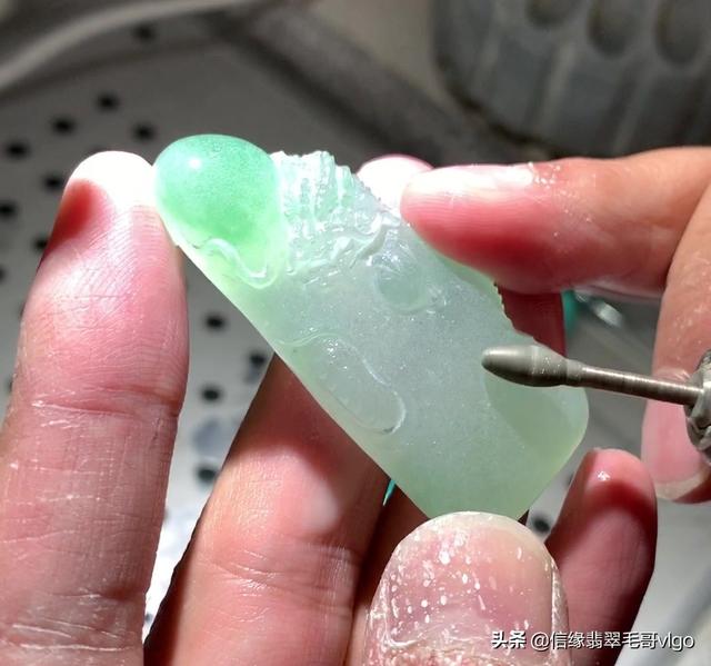 清中期翡翠浮雕龙牌拍卖价格的简单介绍-第5张图片-翡翠网 清中期翡翠浮雕龙牌拍卖价格的简单介绍-第5张图片-翡翠网