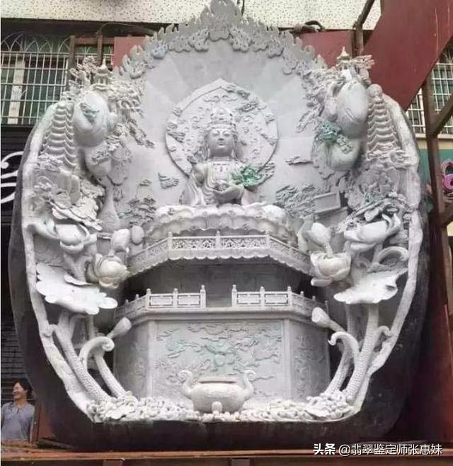 翡翠玉原石切开后鉴定,果绿翡翠原石能做观音吗-第5张图片-翡翠网 翡翠玉原石切开后鉴定,果绿翡翠原石能做观音吗-第5张图片-翡翠网