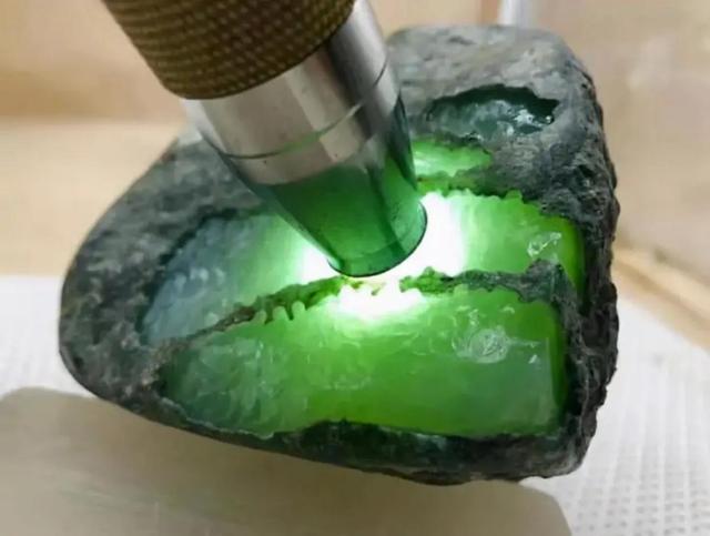 会卡场口的原石特点翡翠原石会卡-第2张图片-翡翠网 会卡场口的原石特点翡翠原石会卡-第2张图片-翡翠网