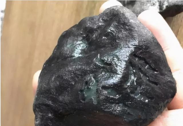 黑乌砂原石皮壳厚吗,翡翠原石黑乌砂-第4张图片-翡翠网 黑乌砂原石皮壳厚吗,翡翠原石黑乌砂-第4张图片-翡翠网