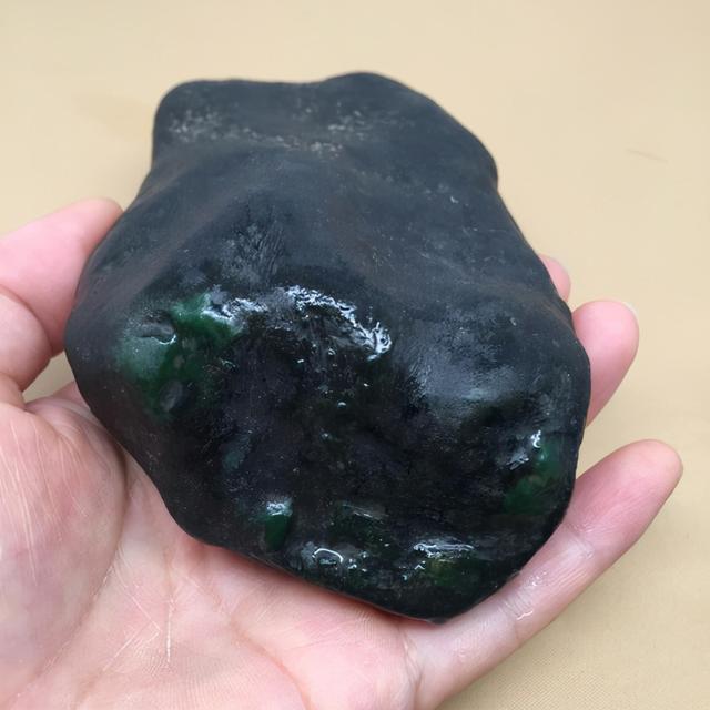 黑乌砂原石皮壳厚吗,翡翠原石黑乌砂-第5张图片-翡翠网 黑乌砂原石皮壳厚吗,翡翠原石黑乌砂-第5张图片-翡翠网