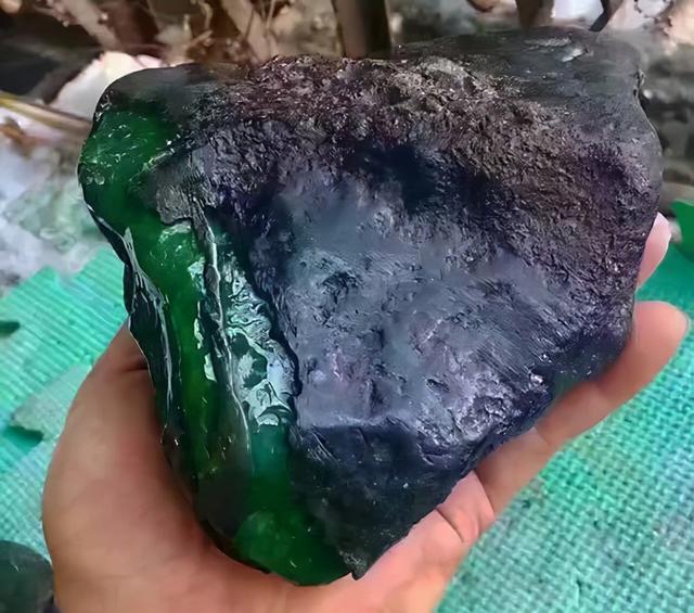 黑乌砂原石皮壳厚吗,翡翠原石黑乌砂-第6张图片-翡翠网 黑乌砂原石皮壳厚吗,翡翠原石黑乌砂-第6张图片-翡翠网